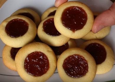 Prepariamo biscotti di pasta frolla semplici e gustosi con marmellata secondo la ricetta con una foto.