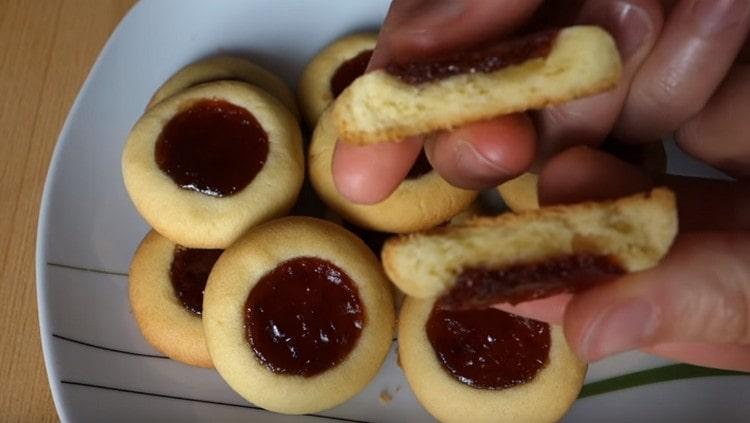 Come puoi vedere, deliziosi biscotti di pasta frolla con marmellata possono essere cotti anche a casa.