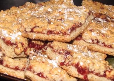 Cucinare deliziosi biscotti di pasta frolla con marmellata e briciole secondo la ricetta con una foto.