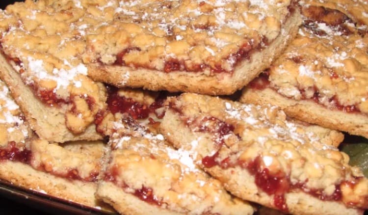 Quando servi biscotti di pasta frolla con marmellata e briciole, puoi anche cospargere di zucchero a velo.