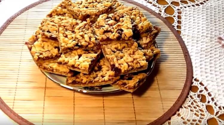 tagliamo la torta e otteniamo un meraviglioso biscotto di pasta frolla con marmellata e briciole.