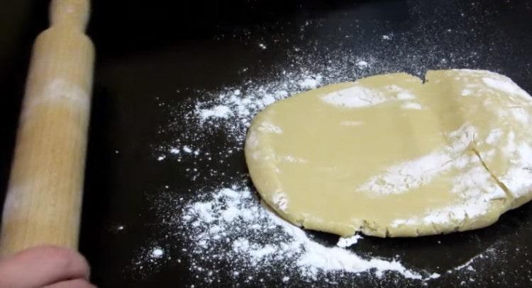 Stendiamo la maggior parte dell'impasto con un mattarello su una superficie polverosa.