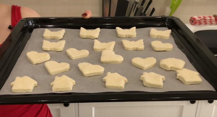 Metti i biscotti su una teglia e lasciali cuocere.