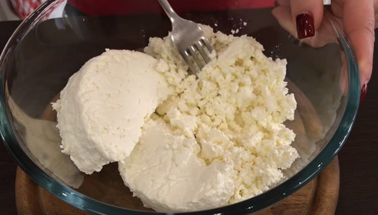 Impastare la ricotta con una forchetta.