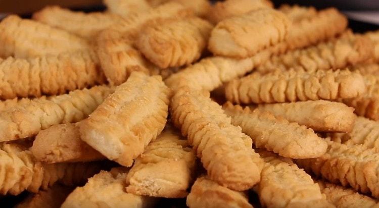 Come puoi vedere, i biscotti di pasta frolla sono semplicemente preparati attraverso un tritacarne.