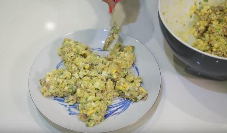 Per una bella porzione, metti l'insalata su un piatto a forma di stella.