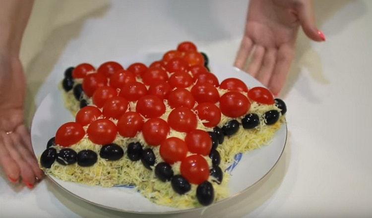 Sul bordo decoriamo il piatto con metà di olive.