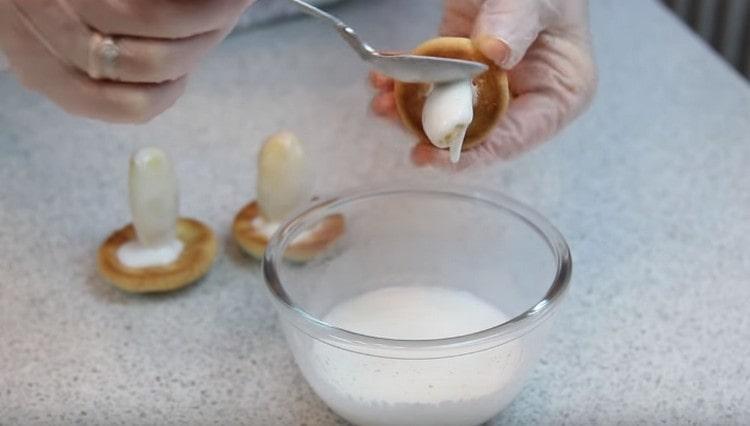 Versare le gambe dei funghi con la glassa.