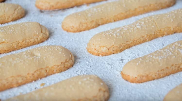 Questi biscotti dovrebbero riposare e asciugare dopo la cottura.