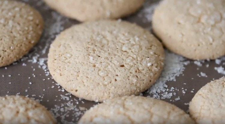 Mettiamo in forno una teglia con biscotti per 15 minuti.