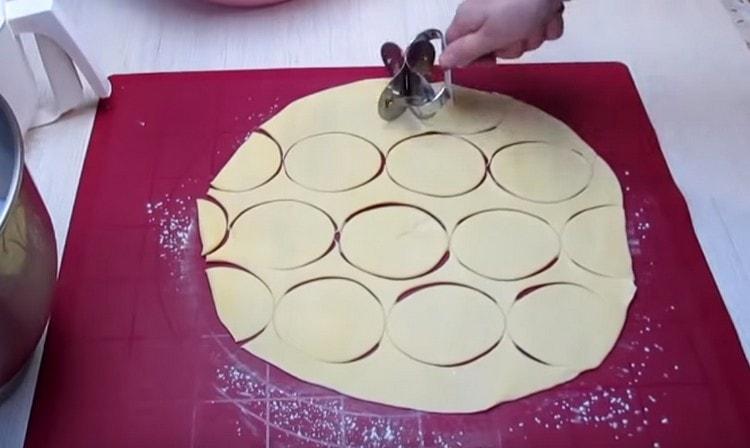 Tagliare i cerchi di pasta.