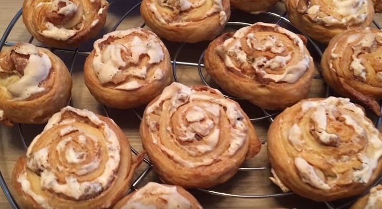 I biscotti alle rose vengono cotti rapidamente.