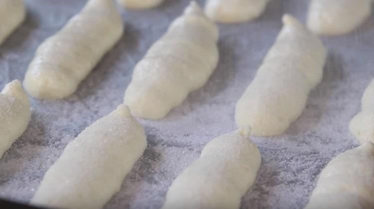 Cospargere gli spazi vuoti con zucchero piccolo o zucchero a velo.