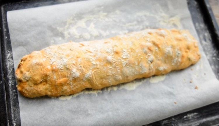 Dopo un'ora, tiriamo fuori dal forno la nostra salsiccia di pasta e lasciamo raffreddare per 5 minuti.