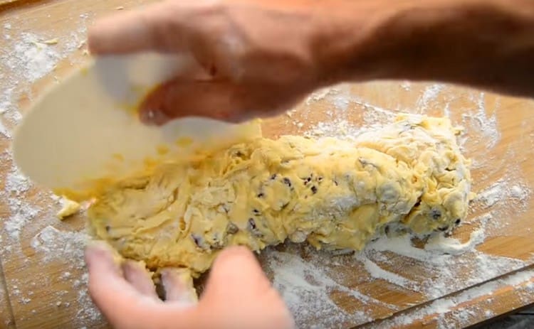 Su una superficie cosparsa di farina, formiamo una salsiccia dall'impasto.