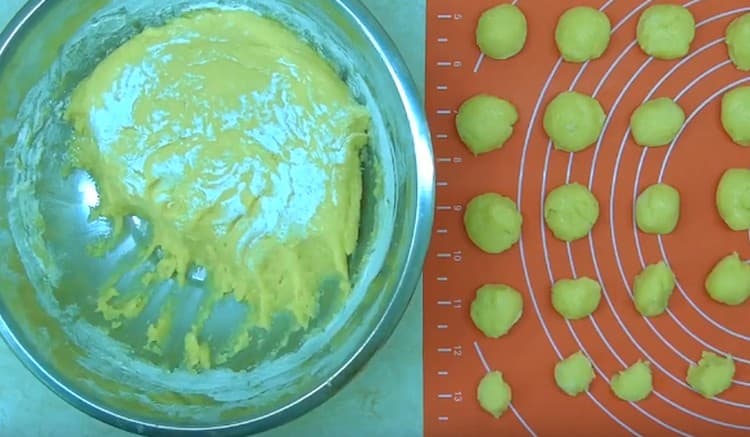 Dall'impasto finito formiamo degli spazi vuoti porzionati per i biscotti.