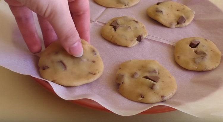 Con le nostre mani formiamo piccole torte piatte da tesat e le mettiamo su pergamena.