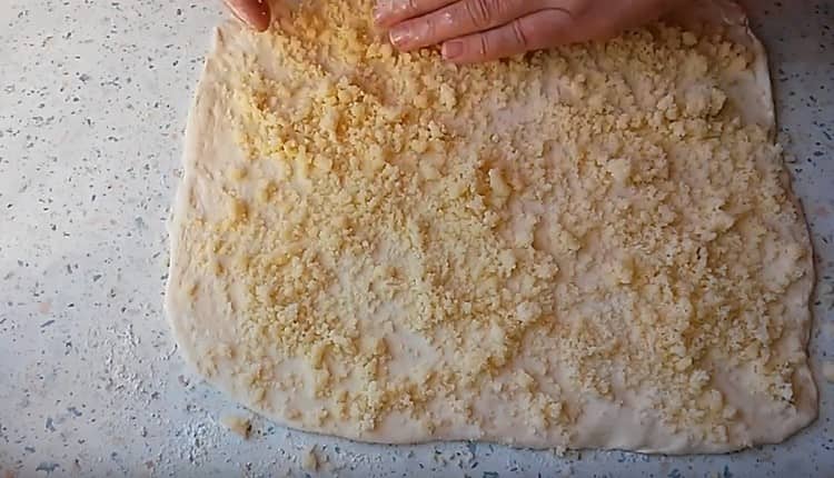 Cospargere l'intero strato di pasta con le briciole.