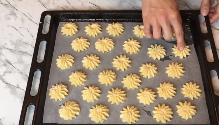 In ogni biscotto facciamo una piccola depressione.