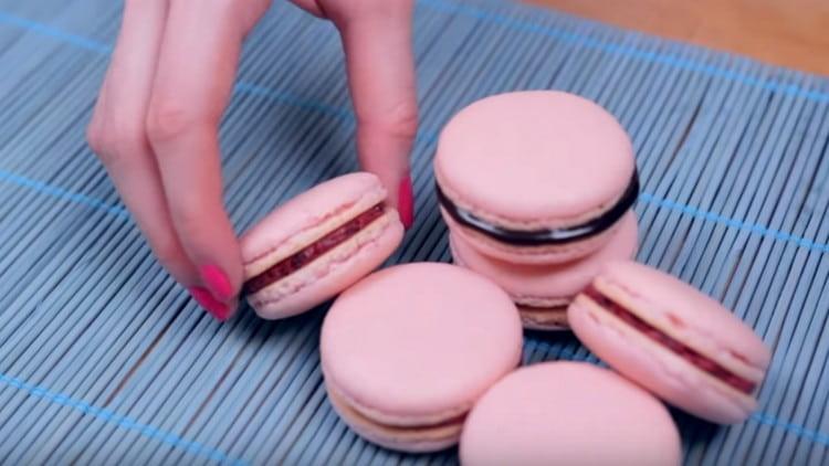 Idealmente, i biscotti amaretti dovrebbero essere inviati al frigorifero durante la notte.