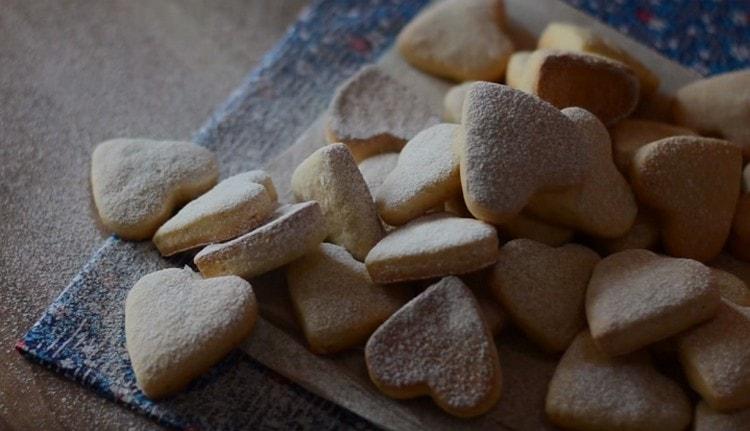 I biscotti delicati allo yogurt dopo la cottura possono anche essere cosparsi di zucchero a velo.