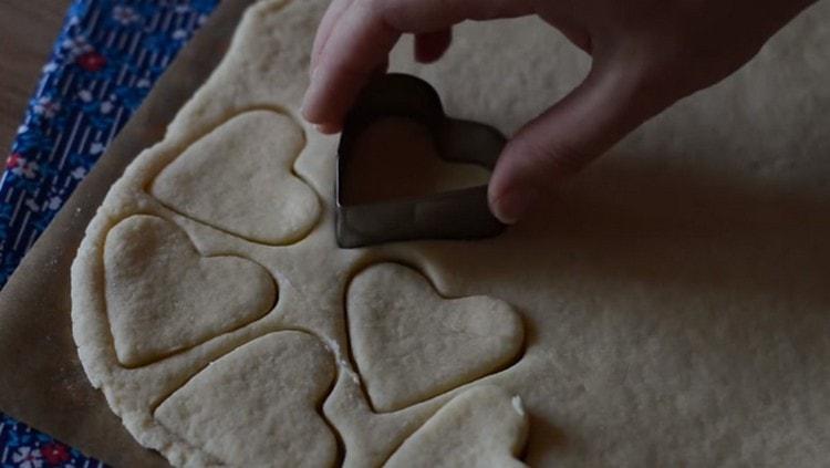 Le formine per biscotti sono tagliate dall'impasto.