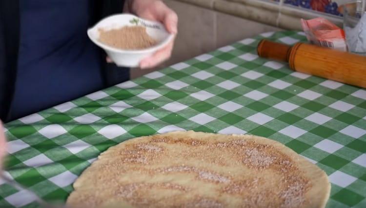 A continuació, salpebreu la massa amb una barreja de sucre i canyella.