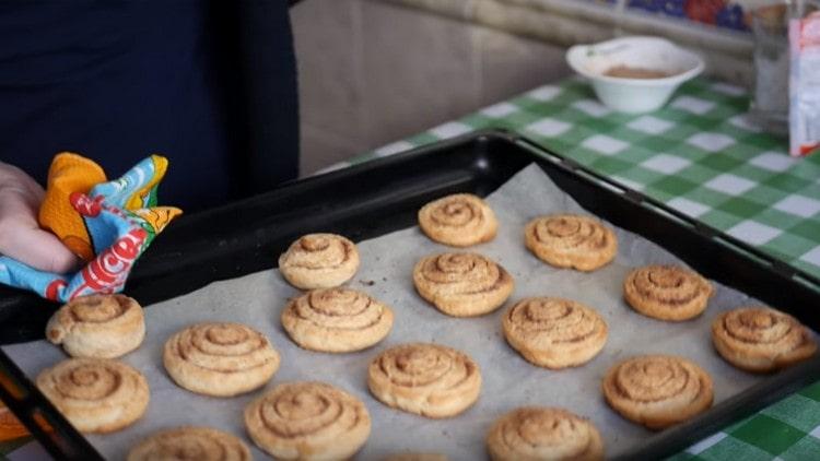 Com veieu, fins i tot les galetes ordinàries de kefir al forn es poden fer molt fragants i saboroses.