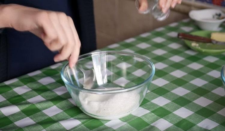 Afegim el refresc i el sucre al kefir, barregem.