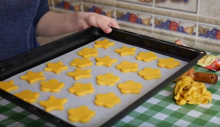 Distribuiamo i biscotti su una teglia coperta di pergamena e li inviamo al forno.