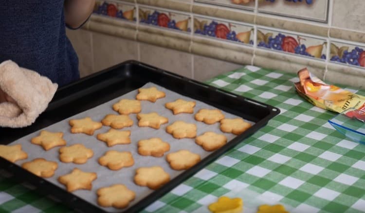 Come puoi vedere, cuocere i biscotti con maionese è facile.