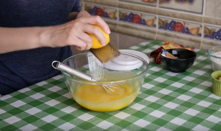 Strofina la scorza di limone nell'impasto.