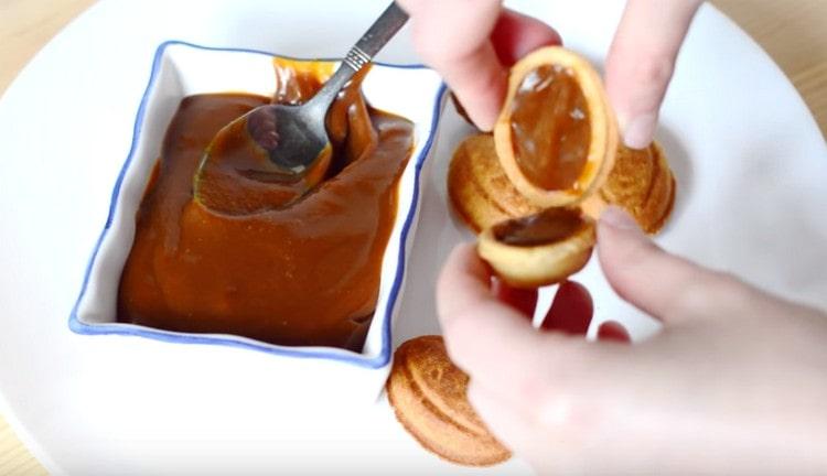 Riempiamo ogni metà con una massa di caramello.