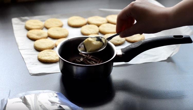 Per la preparazione della glassa prendiamo cioccolato e burro.