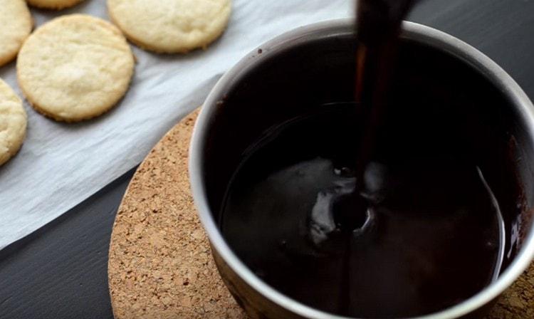 Sciogli il cioccolato con il burro, mescola.