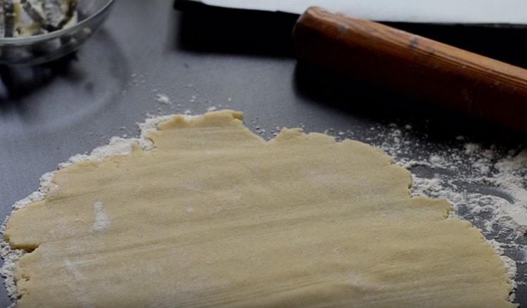 Stendere la pasta finita con il mattarello.