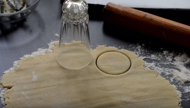 Spremi i biscotti in un bicchiere o in una forma.