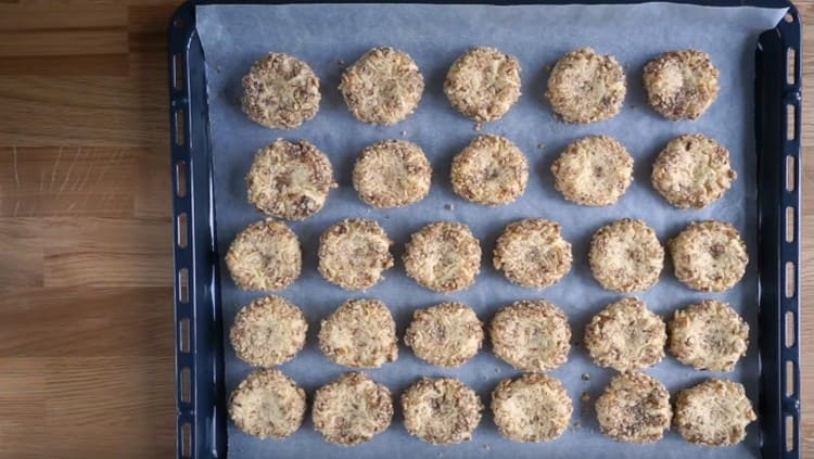 I biscotti vengono cotti rapidamente, acquisendo una tonalità dorata.