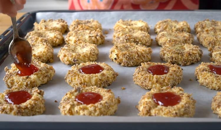 Metti la marmellata in ogni cavità.