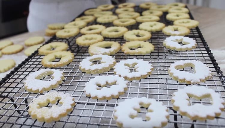 Top per biscotti cosparsi di zucchero a velo.