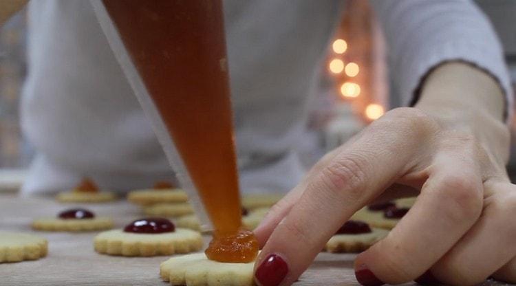 Spremi un po 'di marmellata sulle basi del nostro dessert.