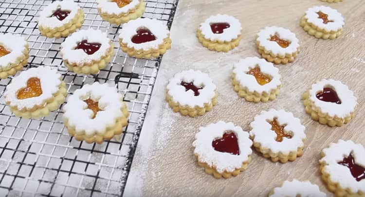 Ecco un bellissimo biscotto con marmellata che può essere preparato per le vacanze.