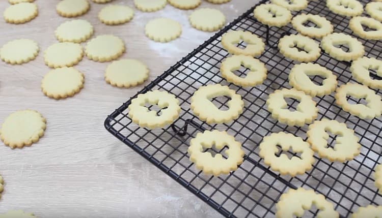 Cuocere i biscotti e lasciarlo raffreddare.