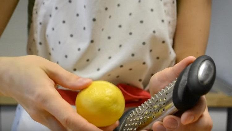 Su una grattugia fine, strofina direttamente la scorza di limone nell'impasto.