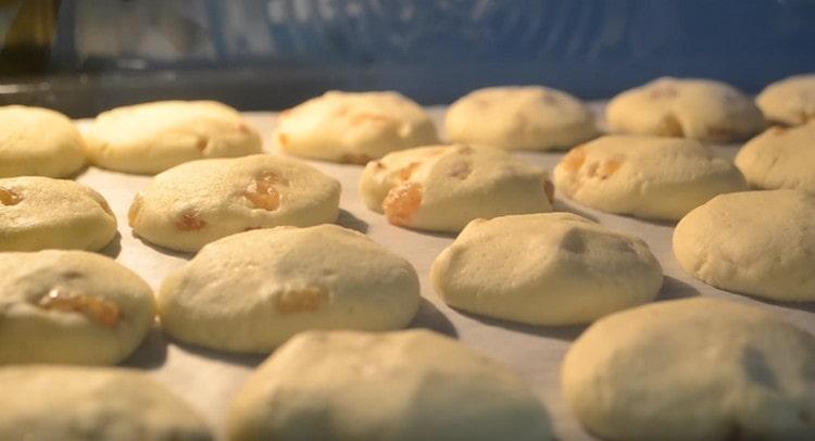 Inviamo una teglia con biscotti per 15 minuti in forno.