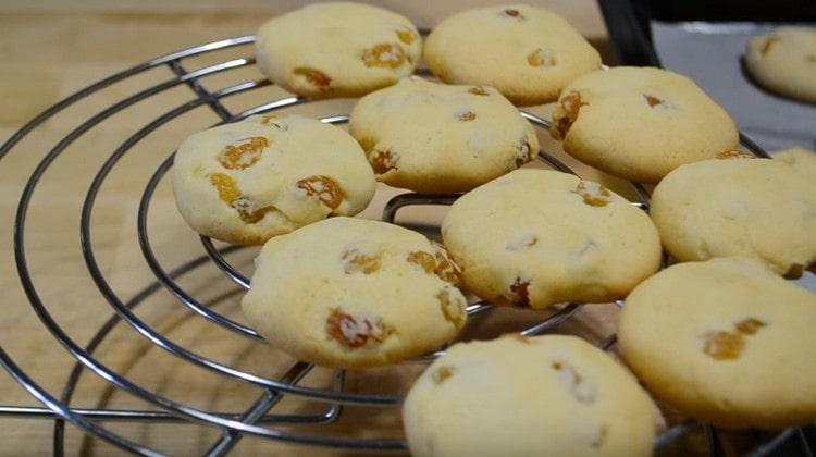 I biscotti con uvetta sono molto gustosi e delicati.