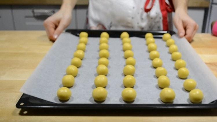 Inviamo la teglia con gli spazi vuoti nel forno.