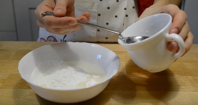 Per fare la glassa, mescola lo zucchero a velo con l'acqua.