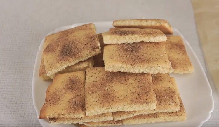 Tali biscotti con cannella completano perfettamente una tazza di caffè, tè o persino latte.