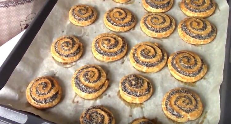 Biscotti ottimistici con semi di papavero pronti.